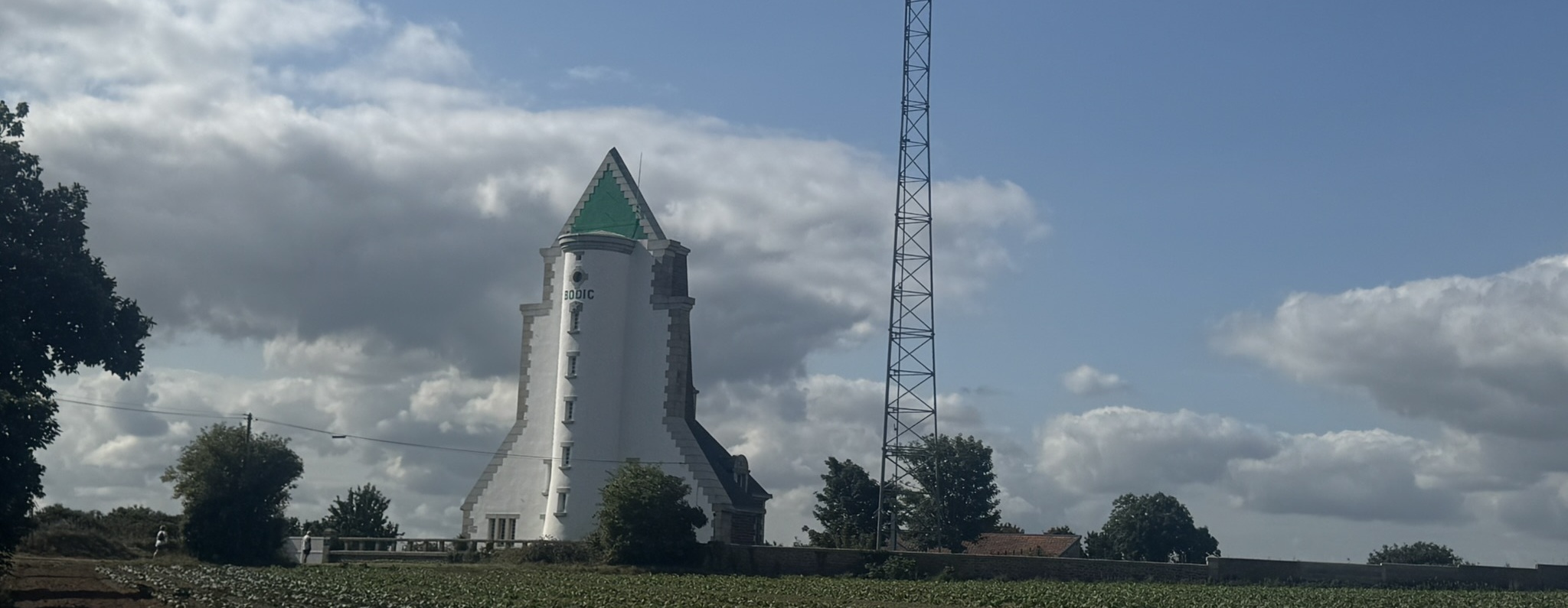 Photo du phare de Bodic vue depuis l’estuaire du Trieux